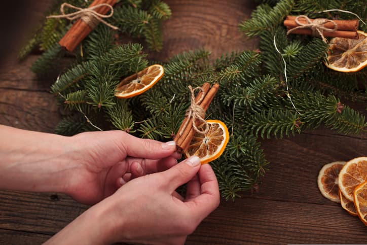 Cómo secar rodajas de naranja para la decoración navideña